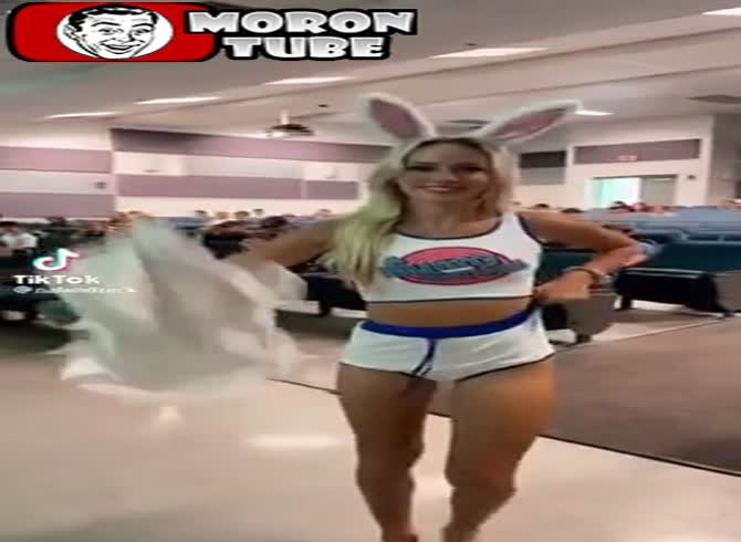 Video :During a college lesson, a Tiktok influencer dances while wearing a little clothing